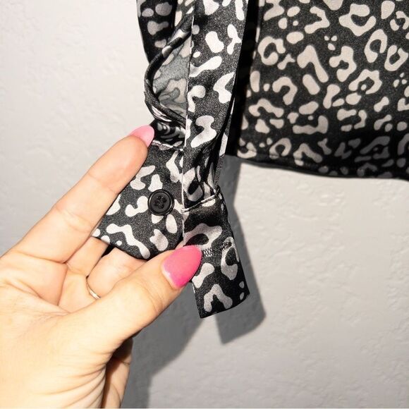 New Sincerely Jules Gray Leopard Print Satin Button Down Size Medium - Picture 4 of 6
